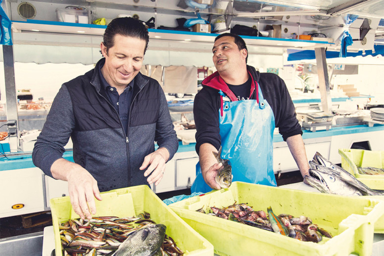 Christophe Bacquié, la tête dans le bac à poissons, en train de faire son choix