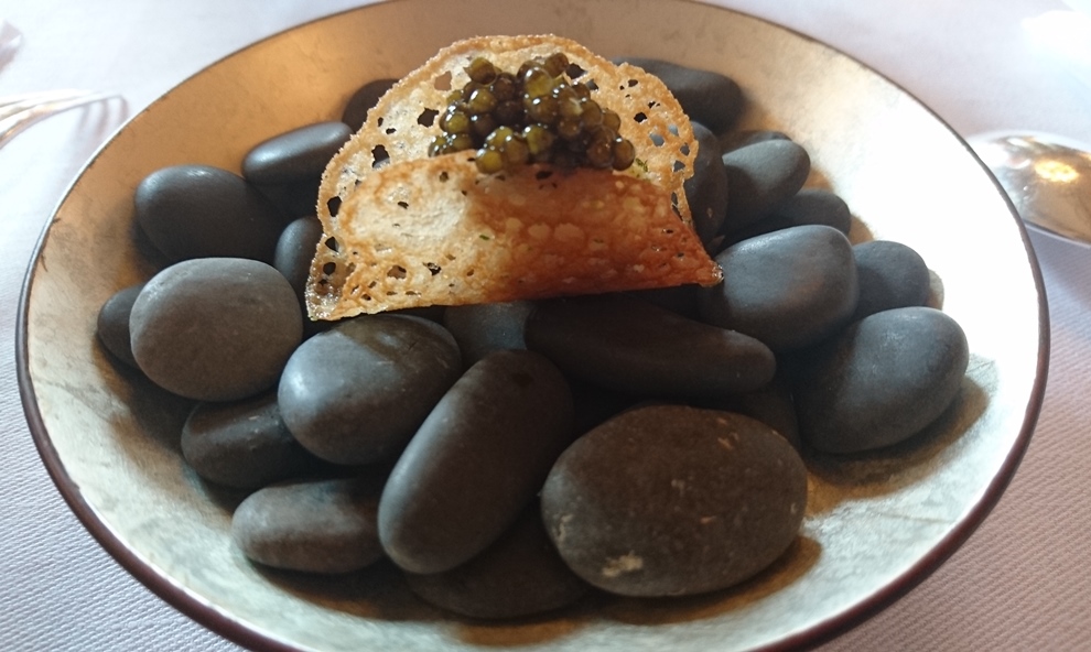 Amuse-Bouche, l'Oeuf de caille: oeuf de caille poché, zeste de citron vert et raifort râpé, huile de sarrasin et caviar Schranki_© Clémence Rouyer