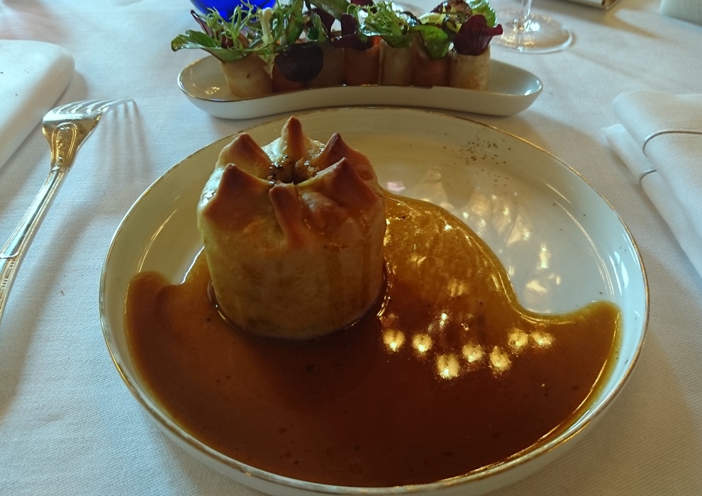 Pâté chaud de Pintade, choux, champignons de Paris et foie gras font de ce plat un signature du restaurant. L'effet