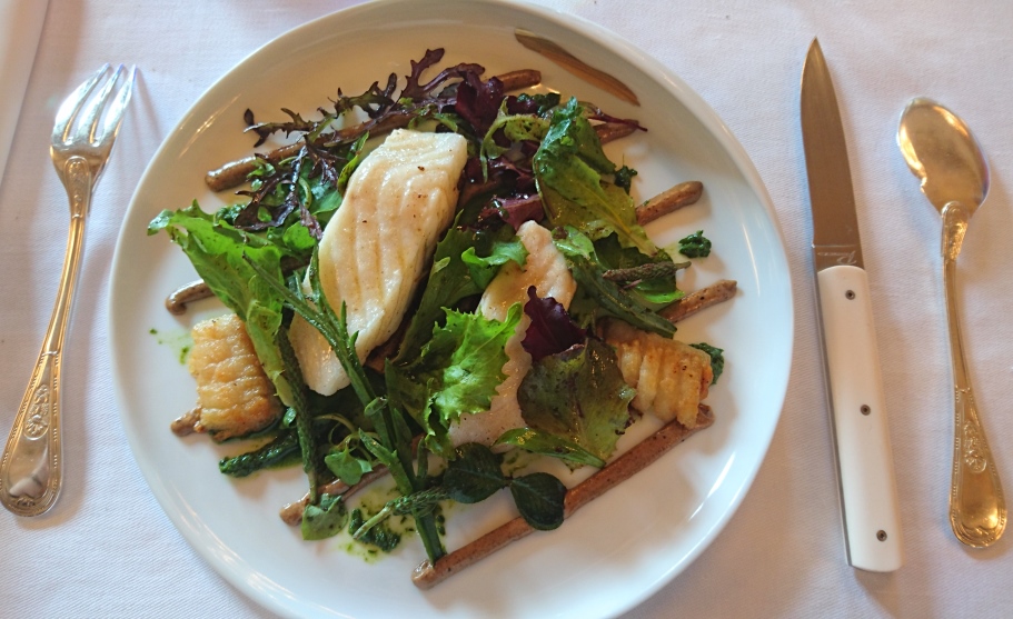 Tronçon de turbot cuit sur un pain toasté de campagne imbibé de sauce aux truffes, de cébettes et de fanes de navets, jus de persil, salade amère (pourpre, roquette, capucine), condiment olive noire_© Clémence Rouyer