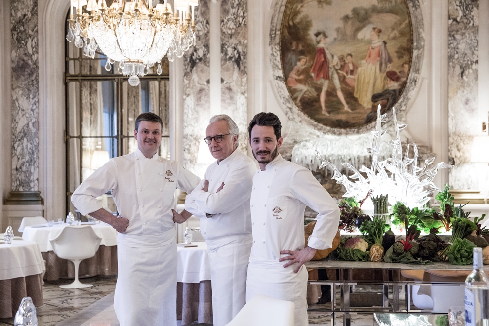 De gauche à droite: Jocelyn Herland, nouveau chef exécutif ; Alain Ducasse, chef du restaurant le Meurice ; Cédric Grolet, chef pâtissier_© Pierre Monetta