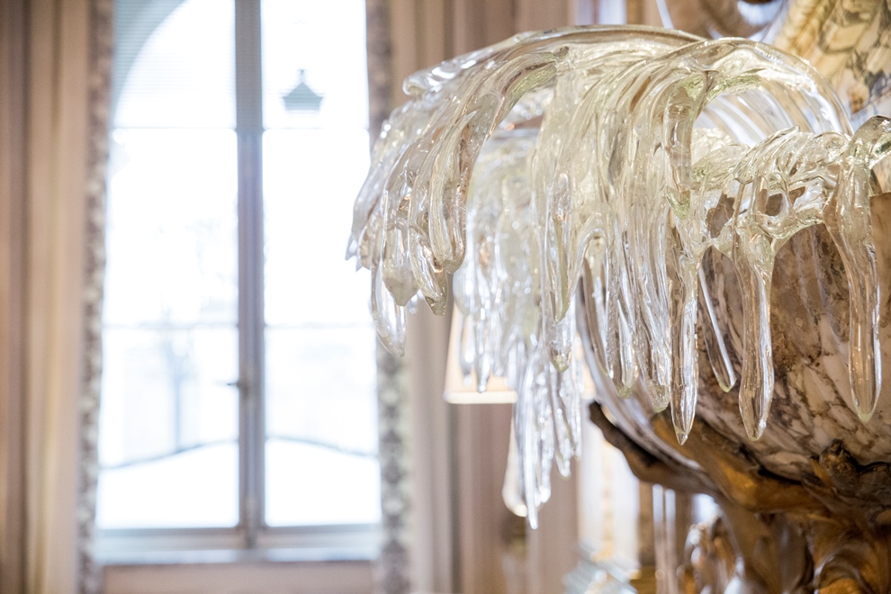 Réalisée par Aristide najean, cette sculpture en  verre est une photographie du mouvement de l'eau qui jaillit depuis une vasque en forme de coquille saint-jacques_© Pierre Monetta