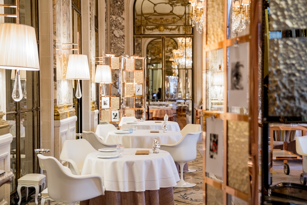 Un esprit s'est invité dans la salle du restaurant le Meurice Alain Ducasse - Devinez lequel !_© Pierre Monetta