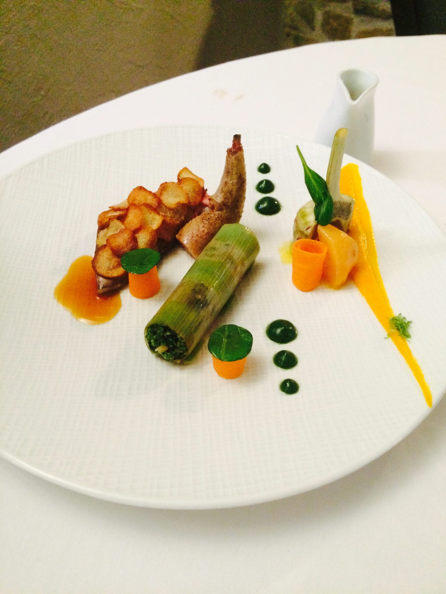 Plat vainqueur du concours Kikkoman : purée de butternuts au citron vert, jus d’épinards, cuisse de pigeon farcie aux abats, cannelloni inversé de poireau garni de chou frisé, artichauts poivrades_ ©_DR