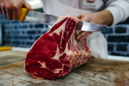 Découpe de côte de boeuf, viande issue de l'élevage des Boucheries André