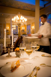 Le service en salle Les Grandes Tables du Monde ©Lasserre