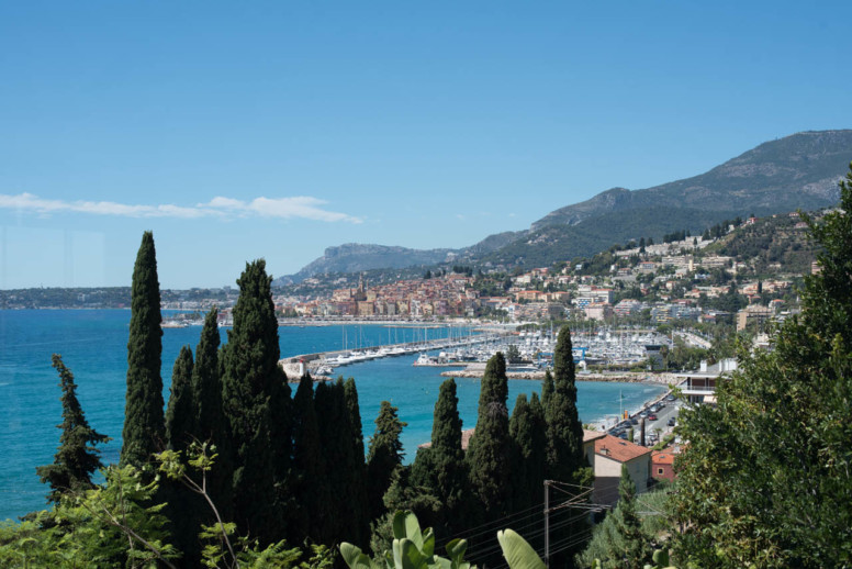 C’est sur les hauteurs de la cité mentonnaise, à 50 mètres du poste de frontière franco-italien que Mauro Colagreco a hissé sa forteresse.