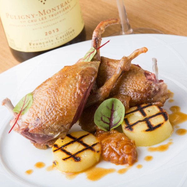 Pigeon fumé au foin pommes de terre grillées