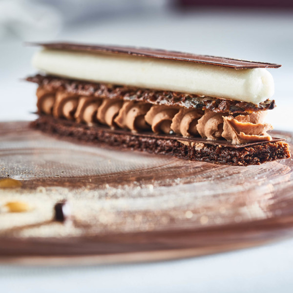 Dessert Feuilles à feuilles, chocolat mélèze de laurent petit du clos des sens à Annecy-le-vieux