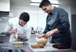 Boutique et pâtisserie Sens Gênes à lyon 3ème, Ghislain et François en action sur la fabrication du biscuit Sens Gênes