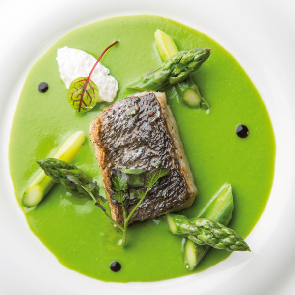 Maigre de la Baie d’Ajaccio rôti au beurre de thym petits pois, asperges vertes, émulsion d’eau de mer