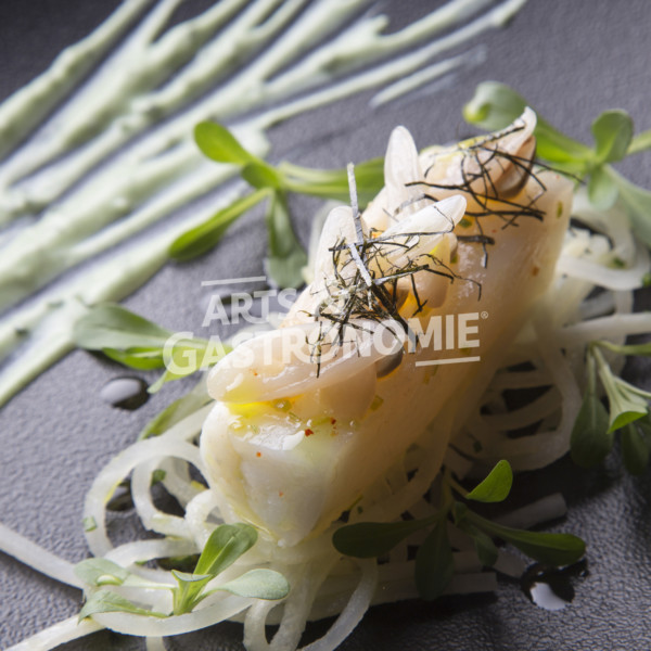 Epais filet de barbue d’artisan pécheur Confit à l’huile de navette, Fettucini de navet long, fromage frais herbacé