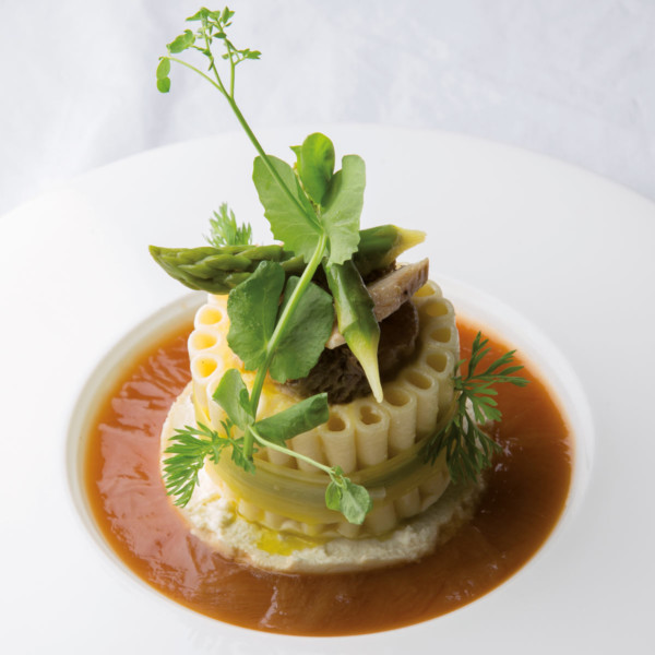 Charlotte de zita aux ris de veau rôti et morilles sur sa purée d’artichauts