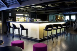 Bar le Barum de l'hôtel le Mariott de la cité internationale de Lyon avec cocktail et salle cosy
