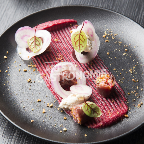 Cannelloni de boeuf séché, légumes croquants, betterave, chèvre frais et noisette