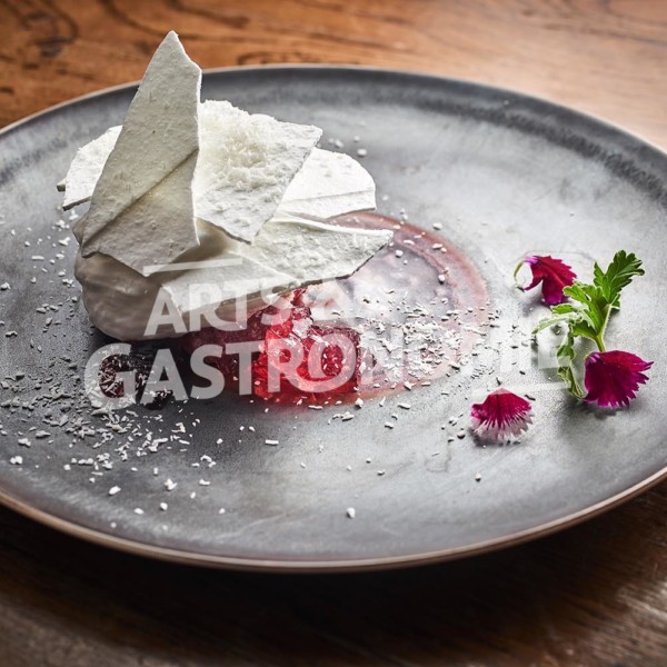 Recette MOUSSE COCO, DACQUOISE, HIBISCUS & GERANIUM, MERINGUE du chef Hubert Vergoin du Substrat restaurant à la Croix Rousse à Lyon et bande de gourmands.