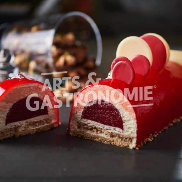 Recette de bûche DOUCEUR ACIDULÉE, Croustillant citron, Dacquoise amande, COULIS DE FRAISE CITRONNÉ Bavaroise vanille réalisée par le Pâtissier Adrien Bachelier de la pâtisserie La Gâterie à Vienne en Isère