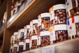 Epicerise, marque d'épicerie fine de l'enseigne Rhône-Alpes de Cerise et Potiron. Produits assemblé dans le Rhône par des travailleurs handicapés. Enseinge de fruits et légumes également.