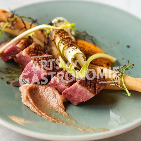 Magret de Canard, Carottes, Salsifis, Chutney de poire & coing & café, orange. Recette du chef Xavier Radojewski du restaurant ravigote à Lyon, 3ème arrondissement.