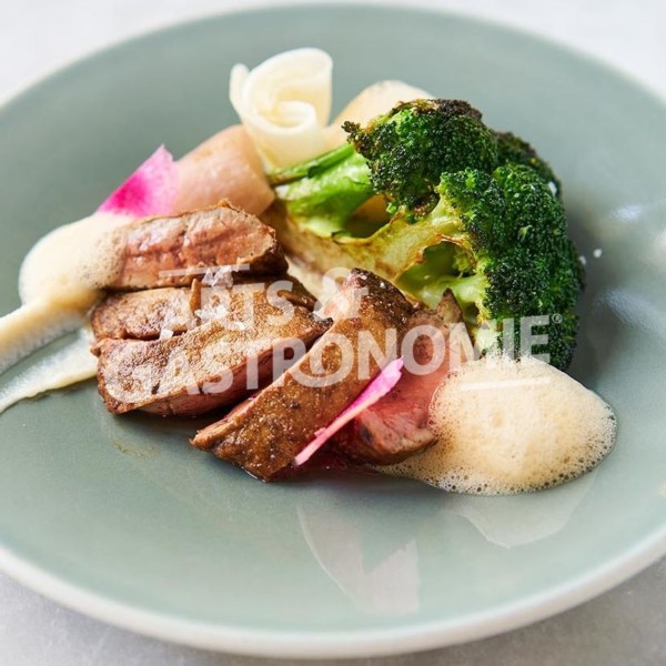 FOIE DE LOTTE POÊLÉE, BROCOLI, NAVETS ET EMULSION CHORIZO. Recette du chef Xavier Radojewski du restaurant ravigote à Lyon, 3ème arrondissement.