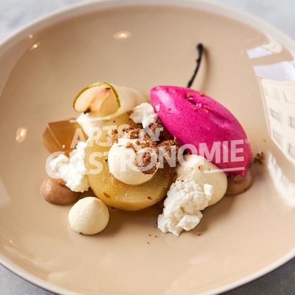 POIRE POCHÉE BAIES DE PASSION, MOUSSE DE FOIN, FAISSELLE DE CHÈVRE ET SORBET BETTERAVE. Recette du chef Xavier Radojewski du restaurant ravigote à Lyon, 3ème arrondissement.