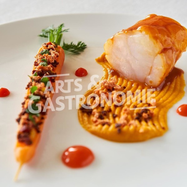 Lotte petit bateau laquée au jus de carotte et curcuma frais, GROSSE CAROTTE BIOLOGIQUE CONFITE ET CHORIZO IBÉRIQUE. Recette du chef David Delsart du restaurant Les Terrasses de Lyon de La Villa Florentine à Lyon.