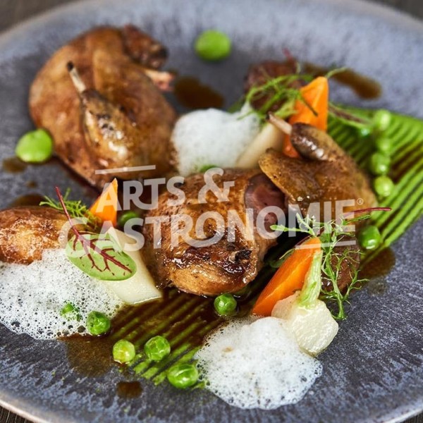 PIGEON « EXCELLENCE MIÉRAL » RÔTI AU FOIN Pulpe de petits pois & légumes primeurs. Recette du chef Aurélien Mérot du restaurant lauberge du cep à Fleury dans le Rhône