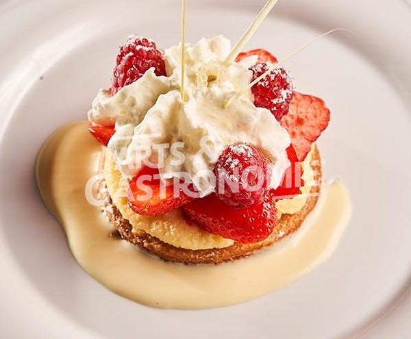 LA TARTE AUX FRAISES ET CITRON YUZU. Restaurant Au Colombier à Anse dans le département du Rhône. Chef Frédéric Côte