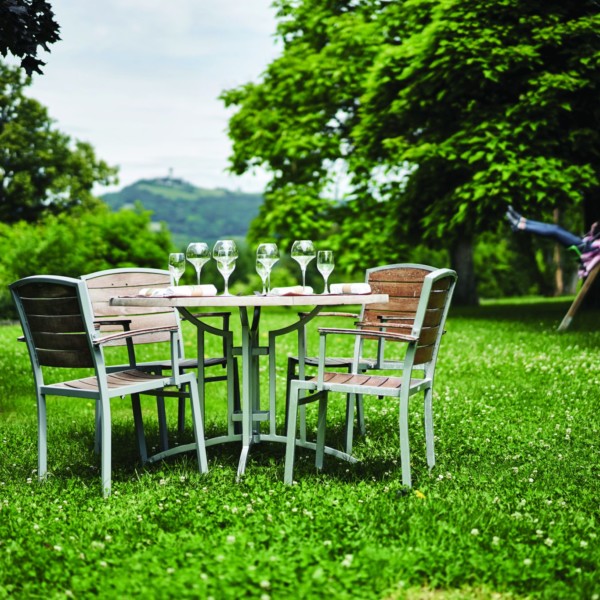 Restaurant Là Haut sur la Colline, groupe E Hôtel, sur le mont cindre à côté de Lyon. Produit de marché et cuisine familiale, jeux pour enfant.