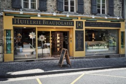 Huilerie beaujolaise artisanale, dans le beaujolais, huile de noisette, noix et différents parfums. Fabrication et magasin à Beaujeu