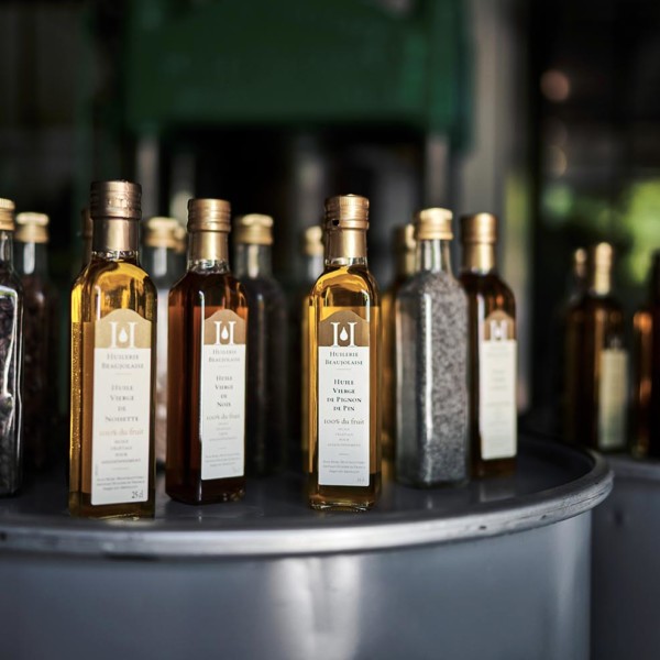 Huilerie beaujolaise artisanale, dans le beaujolais, huile de noisette, noix et différents parfums. Fabrication et magasin à Beaujeu