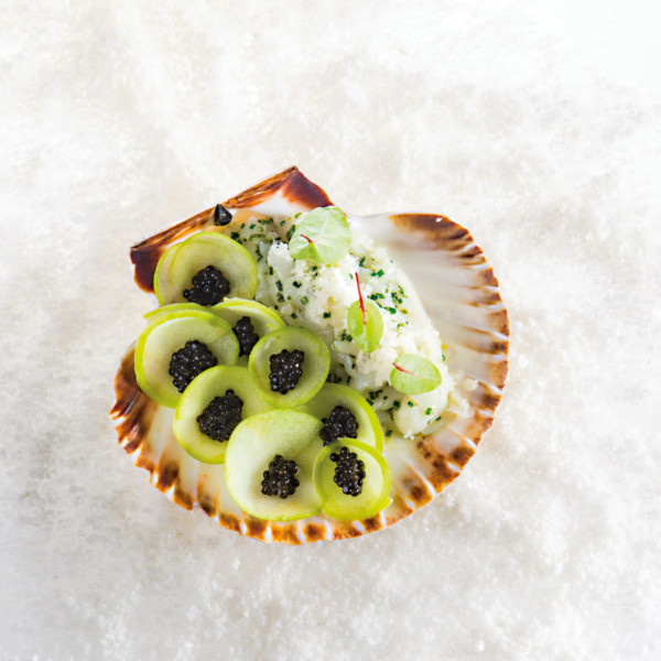 tartare de Saint-Jacques, déclinaison de chou-fleur en textures, pomme et caviar