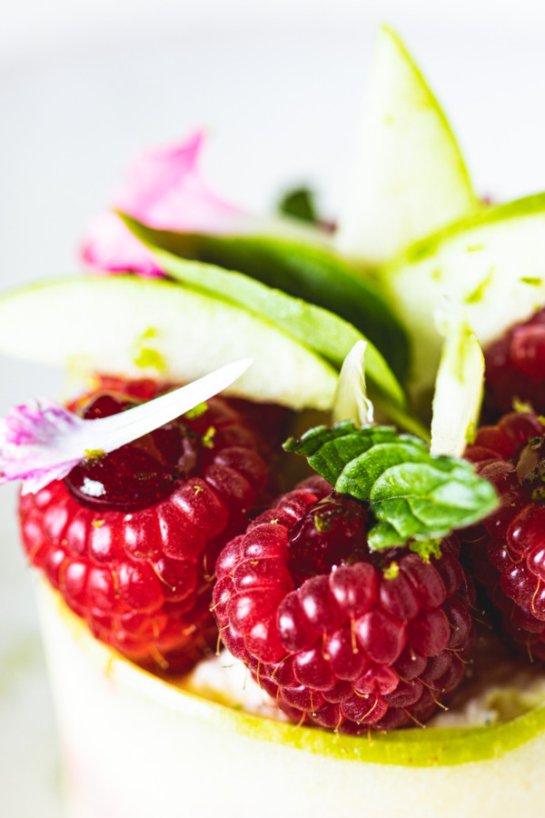 Fraîcheur de fruits rouges crème légère chocolat blanc