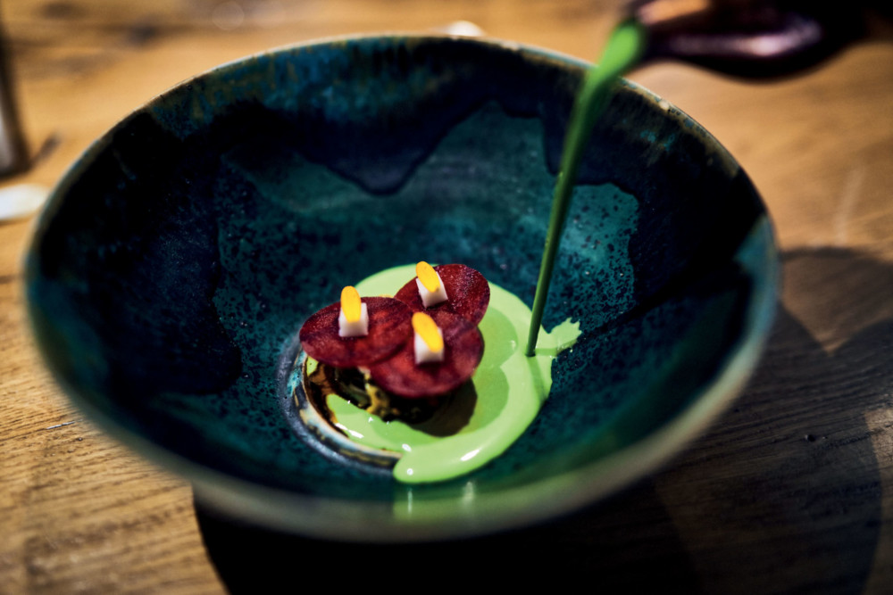 Dans un jus vert à la densité obsédante, le maquereau, la moule et le hareng sont servis en un mini tartare chapeauté de rondelles de betterave et leur pétale de souci. Une beauté. Une bouchée exquise. Tous les traceurs de la cuisine d’Alexandre Mazzia s’affirment au fil des séquences.