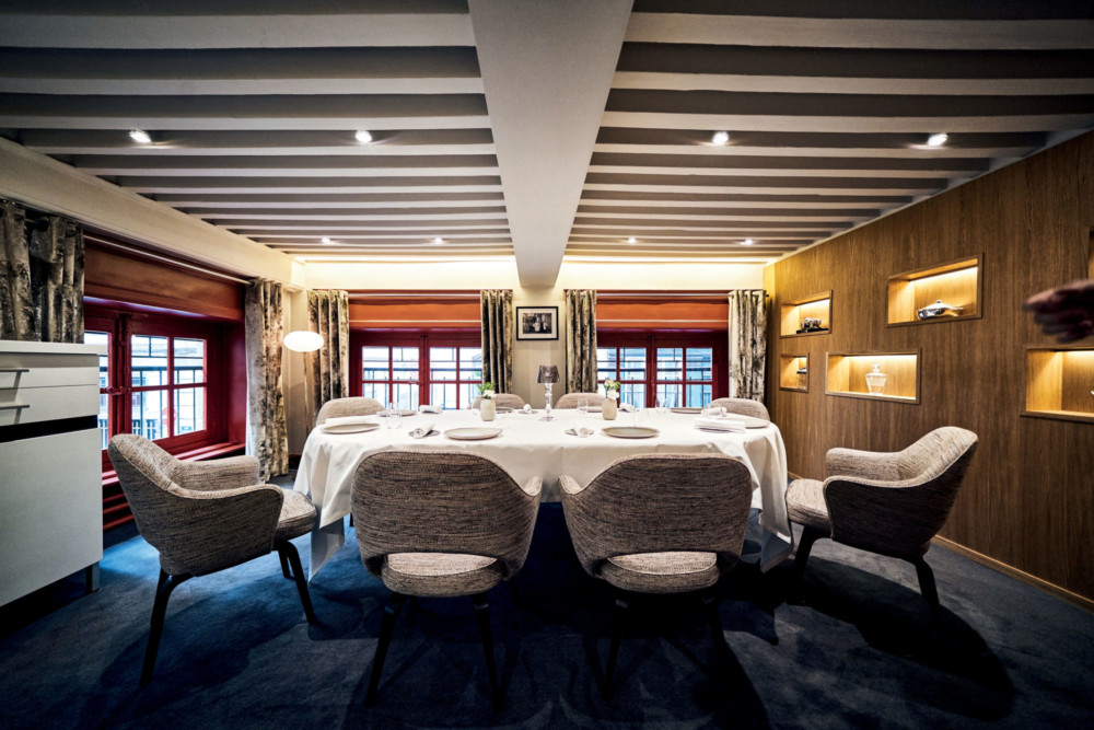 Quand il rachète l’ancien restaurant de la Mère Brazier, Mathieu Viannay fait un énorme pari sur l’avenir. Il croit en ce lieu mythique, le sublime en termes de décoration et relève haut la main le défi gastronomique.