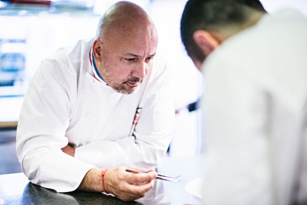 Frédéric Anton en cuisine au Pré Catelan