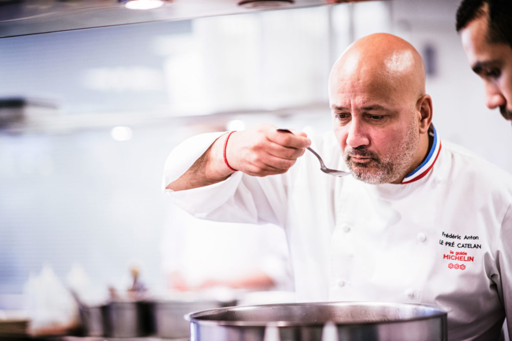 Frédéric Anton en cuisine au Pré Catelan