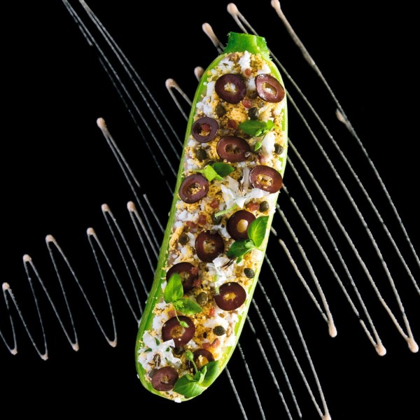 La courgette violon en salade, mimosa d’œuf, crème d’anchois et olives riviera