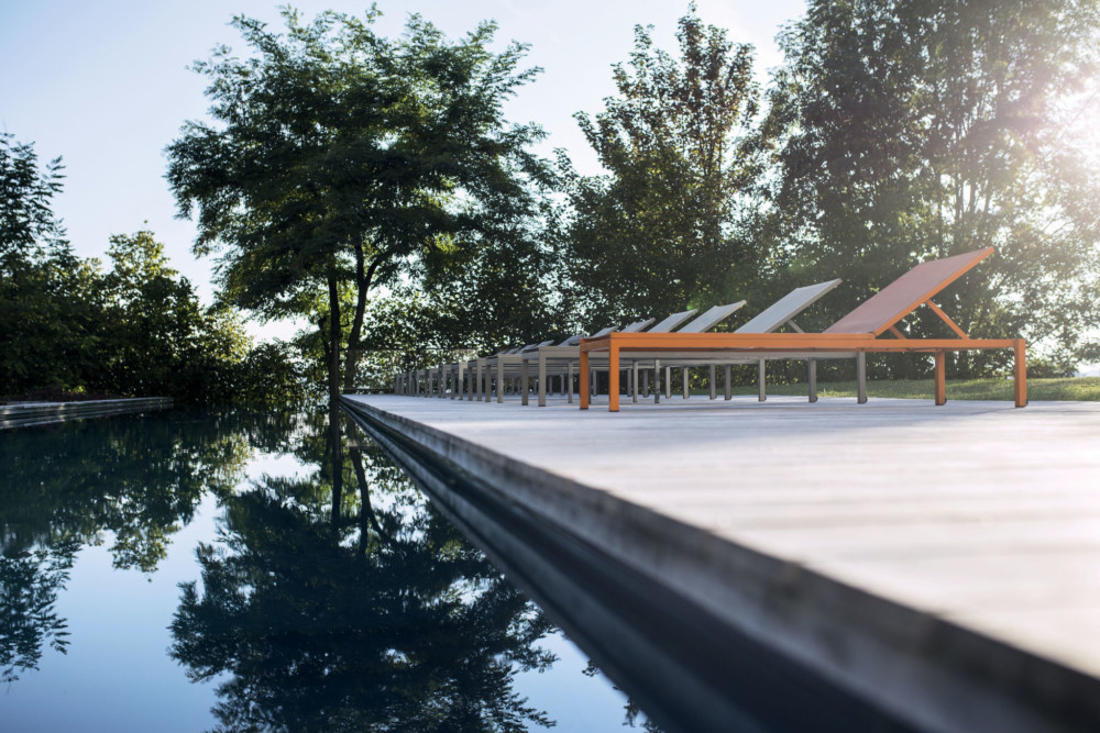 Plus qu’un hôtel-restaurant, le Clos des Sens est un refuge douillet pensé dans les moindres détails. Dès l’entrée, l’oeil se pose irrésistiblement sur un parterre de plantes aromatiques où l’on peut apercevoir un commis ramasser quelques brins avant le service. À l’intérieur, la décoration moderne n’est pas dépourvue d’âme et a le bon goût de ne pas être à la mode. Pour passer la nuit, dix chambres toutes plus singulières les unes que les autres se disputent le sommeil des gens de passage. Certaines avec des cheminées, d’autres avec d’immenses baignoires à remous. Une invitation à la paresse, et à la luxure…