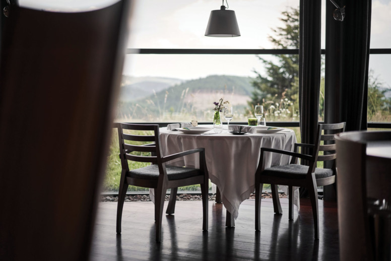Etat sauvage. Nichée sur les hauteurs du village, face à une nature laissée volontairement à l’état sauvage, la table 3 étoiles constitue à elle seule un hommage au terroir. Petit, Régis Marcon y construisait des cabanes. C’était aussi son terrain de jeu pour ramasser quelques coulemelles.