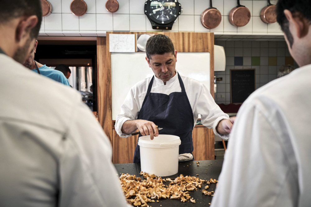 Binôme. Même patte, même rigueur, même amour de la nature : à 40 ans, Jacques, le fils aîné compose un savoureux quatre mains avec son père et partage la même ligne de conduite : «le plaisir, confie le chef, ce n’est pas que la cuisine : c’est un ensemble, le travail de toute une équipe. »