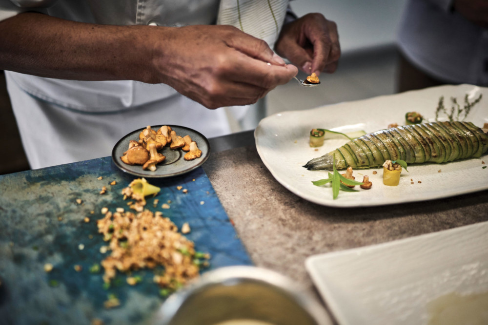 Des gestes minutieux de dressage en cuisine chez Régis Marcon