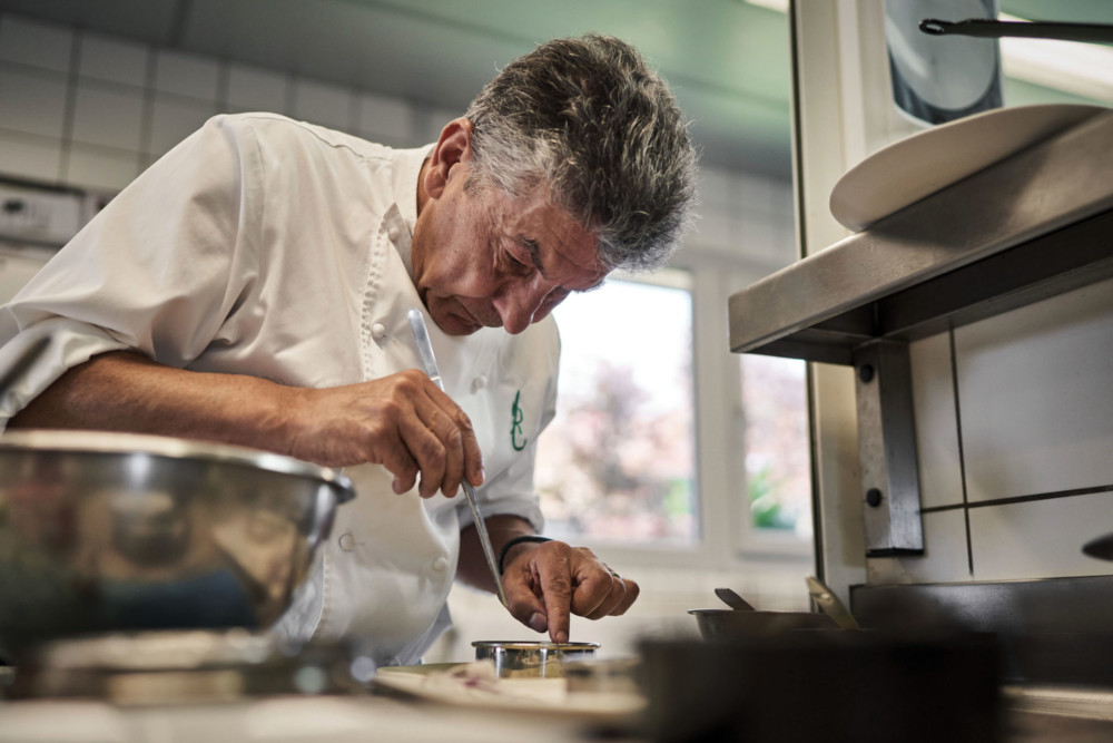 Régis Marcon en pleine action dans ses cuisines