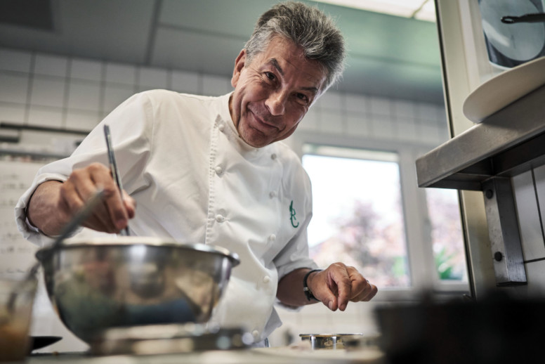 Régis Marcon en pleine action dans ses cuisines