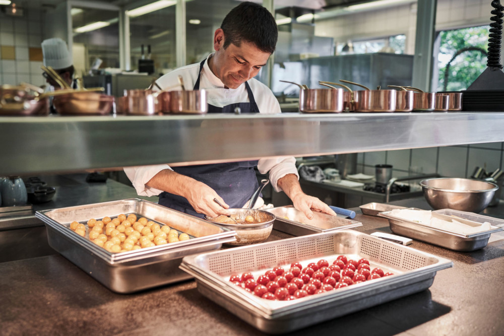 Jacques Marcon en pleine action dans ses cuisines