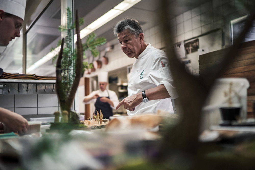 Régis Marcon en pleine action dans ses cuisines