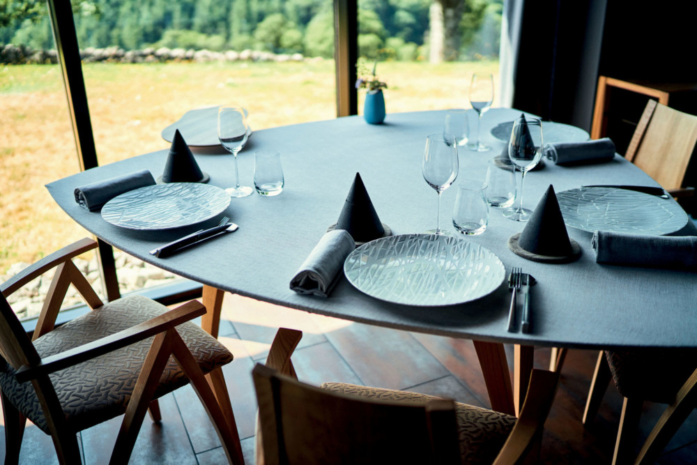 Les tables triangulaires arrondies, conçues par l’architecte designer ébéniste Pascal Michalon, permettent à tous les convives de profiter de la vue.