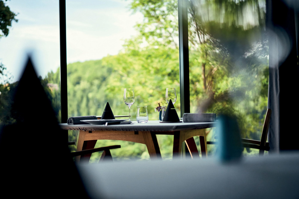 Les tables triangulaires arrondies, conçues par l’architecte designer ébéniste Pascal Michalon, permettent à tous les convives de profiter de la vue.