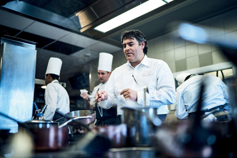 Dans les cuisines, elles-aussi baignées de lumière naturelle,  le chef est à la manœuvre.  Ici règnent calme et politesse, organisation et minutie.