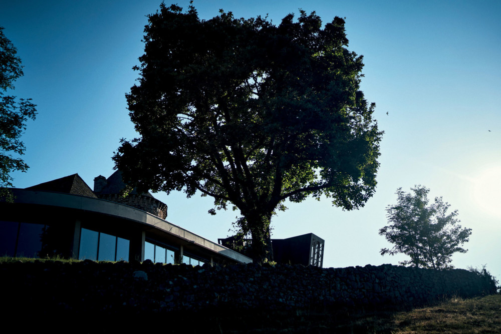 Le luxe réside dans les choix audacieux de Serge et Marie-Aude Vieira : ce lieu d’histoire infiniment respecté, la vue imprenable sur une nature qu’on voudrait éternelle, l’ultra modernité parfaitement intégrée du restaurant.